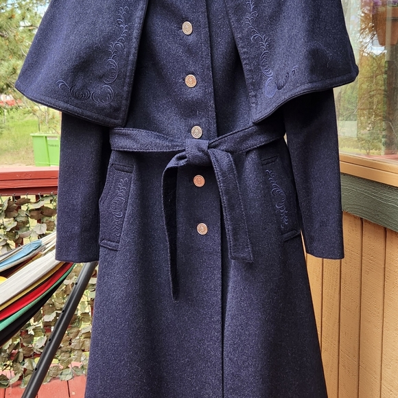 Wool Coat with removable cape - Picture 1 of 6